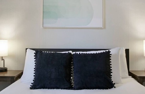 Ravenswood Manor Apartment | 1BR Serene and Cozy Chicago Apartment