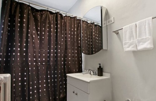Ravenswood Manor Apartment | 1BR Serene and Cozy Chicago Apartment