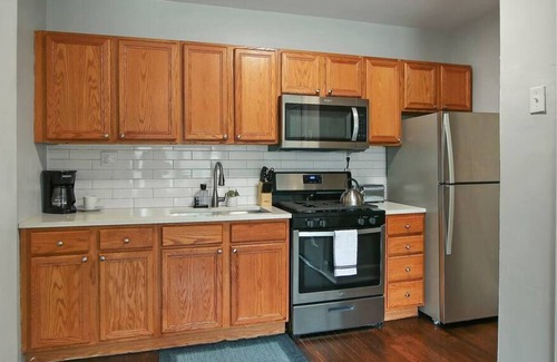 Ravenswood Manor Apartment | 1BR Serene and Cozy Chicago Apartment
