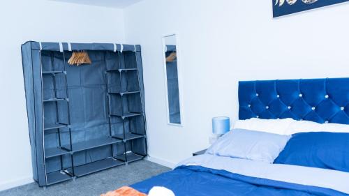 Burton on Trent Apartment | 1BR Sleeps 4, 3 mins from City centre & Local Gems