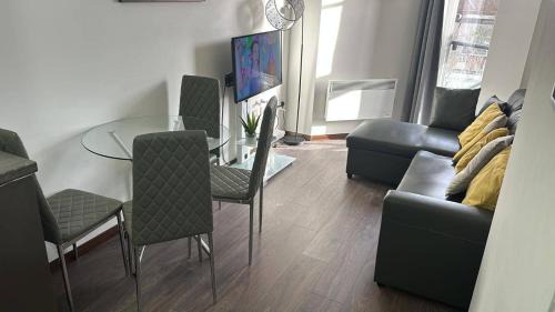 Bloxwich Apartment | 1BR-Sleeps4-Parking-ClosetoCentre