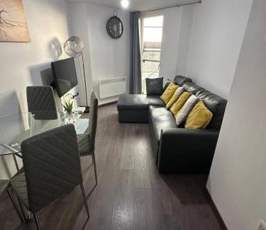 Bloxwich Apartment | 1BR-Sleeps4-Parking-ClosetoCentre