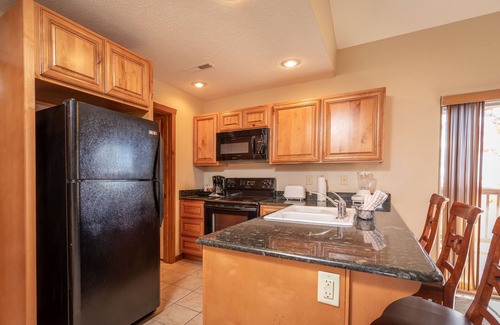Indian Point Condo | 1BR Top Floor Condo w/Pool Access & Balcony