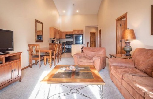 Indian Point Condo | 1BR Top Floor Condo w/Pool Access & Balcony