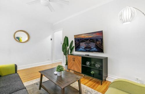 Ravenswood Apartment | 1BR Tranquil & Airy Apartment in Lincoln Square - Campbell rep