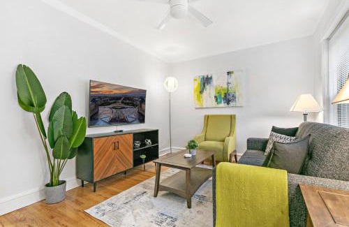 Ravenswood Apartment | 1BR Tranquil & Airy Apartment in Lincoln Square - Campbell rep