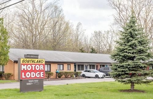 Riverview Apartment | 1BR w/Smart TV | AC | Self Check-in | MI