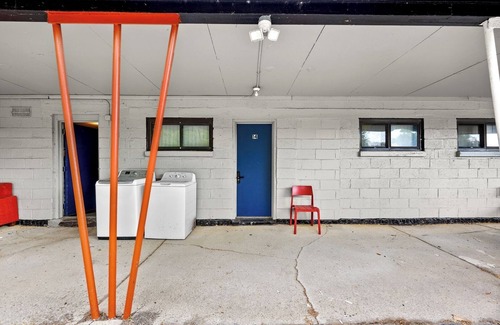 Riverview Apartment | 1BR w/Smart TV | AC | Self Check-in | MI