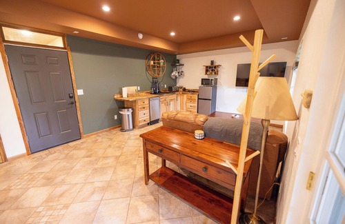 Woodland Park Apartment | 1BR Walkable Cozy Tuckaway 1/2mi Park, 1mi to DT, 8min Charis License: 332032