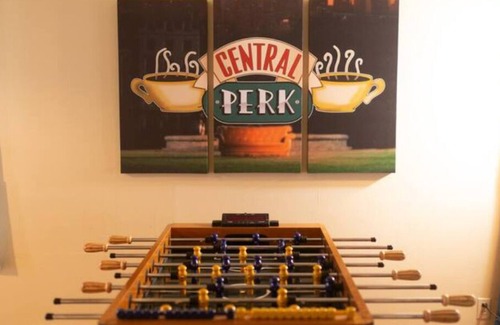 Dundee-Happy Hollow Historic District House | 1King2Queen ✅ 55"TV ✅ Themed ✅ Pets ✅ Washer/Dryer ✅ Foosball
