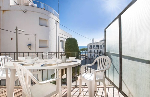 Llafranc Apartment | 1MARS 01 - Simple 3 bedroom apartment located on the seafront of the beach of Llafranc