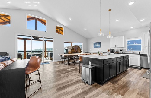 Indian Point House | 1mi to SDC | Family Fun: Hot Tub + Sauna + Slide