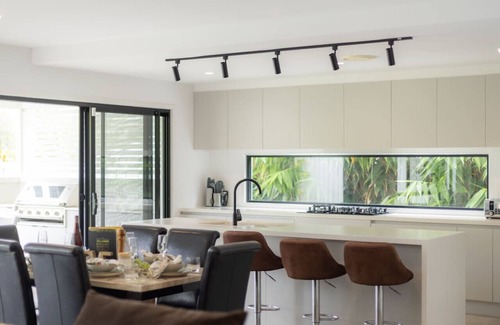 Upper Kedron House | 1min to Shop! BrandNew 4BR Modern Home Central A/C