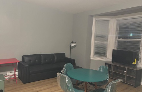 North Philadelphia Apartment | 1st fl 2-bedroom apartment with WiFi, AC in fantastic Philadelphia