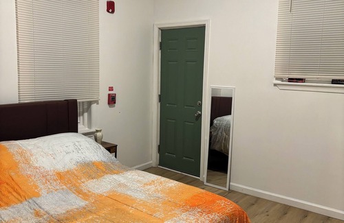 North Philadelphia Apartment | 1st fl 2-bedroom apartment with WiFi, AC in fantastic Philadelphia