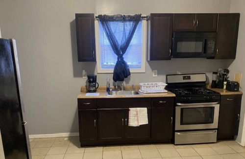 Irvington Apartment | 1st floor Clean spacious safe accommodating apartment 30 mins from NY