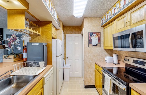 Lake Harmony Condo | 1st-floor lakefront condo with mountain views & pool - near ski/hiking