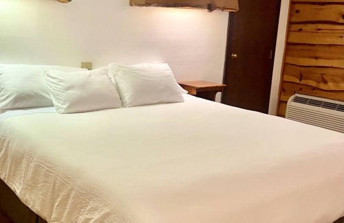 Tomahawk House | 1st Floor, Room 103, 1king Bed, Walkout, River View