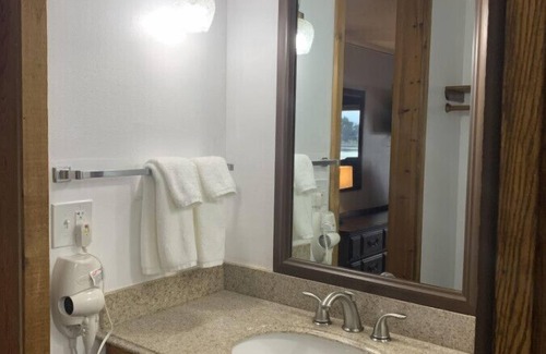 Tomahawk House | 1st Floor, Room 103, 1king Bed, Walkout, River View