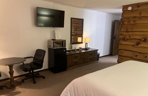 Tomahawk House | 1st Floor, Room 103, 1king Bed, Walkout, River View