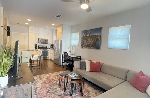 Hyde Park House | 2/1 Sleeps 6 in Central Austin. Great for Football Games, SxSW, ACL, Formula 1