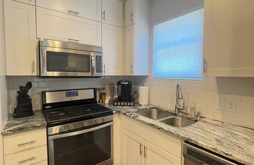 Hyde Park House | 2/1 Sleeps 6 in Central Austin. Great for Football Games, SxSW, ACL, Formula 1