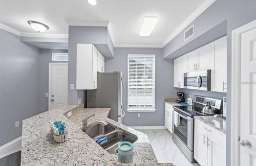 Sarasota Condo | 2/2 Condo in Sarasota w/heated pool, gym, lake view, fiber WiFi. < 5 mi beach!