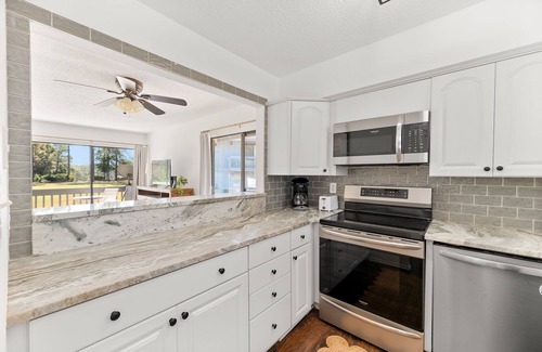 Daphne Condo | 2 /2 Condo Overlooking 18th Hole! Parking + Wi-Fi