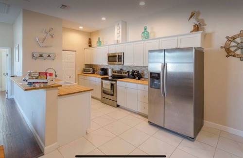 Tampa House | 2/2 cozy home mins from Downtown Tampa, Ybor City, Amalie Arena ,Bucs Stadium!