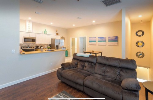 Tampa House | 2/2 cozy home mins from Downtown Tampa, Ybor City, Amalie Arena ,Bucs Stadium!