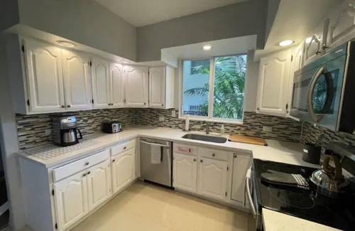 Victoria Park Cottage | 2/2 Spacious Coconut Cottage - Near Las Olas Blvd