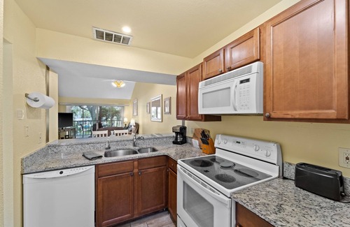 Plantation Condo | 2/2 Vaulted Ceiling 10 Min to beach on golf course