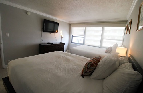 Miami Beach Condo | 2/2 with Balcony, Direct Beach Access Resort Style Condo w/ 2 pools, jacuzzi