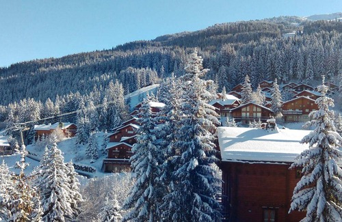 La Perriere Apartment | 2* 3-Bed Ski-in/Ski-out, 9 pers, elevator and covered parking
