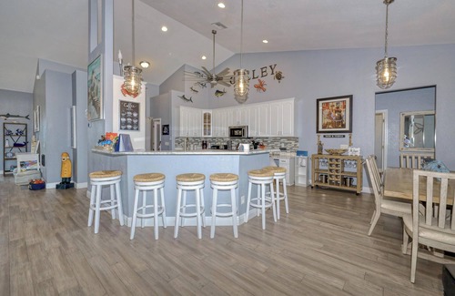 Caloosahatchee House | 2,791Sqft, FREE EV Charging, FREE HTD Pool, 20K Boatlift, Kayaks, Bikes, Dog OK!