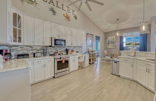 Caloosahatchee House | 2,791Sqft, FREE EV Charging, FREE HTD Pool, 20K Boatlift, Kayaks, Bikes, Dog OK!