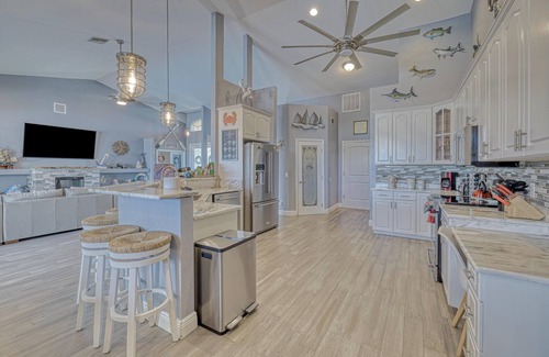 Caloosahatchee House | 2,791Sqft, FREE EV Charging, FREE HTD Pool, 20K Boatlift, Kayaks, Bikes, Dog OK!