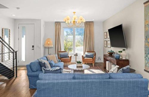Eighth Avenue House | 2 Adjacent Gem Great for Big Groups 8th Ave S
