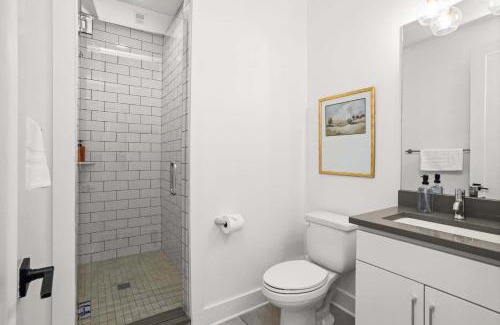Eighth Avenue House | 2 Adjacent Gem Great for Big Groups 8th Ave S