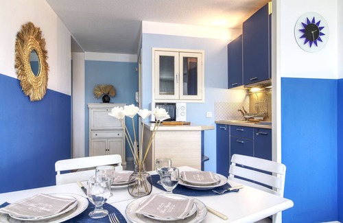Saint-Raphael Apartment | 2 air-conditioned cabin rooms by the sea. Private garage and swimming pool.
