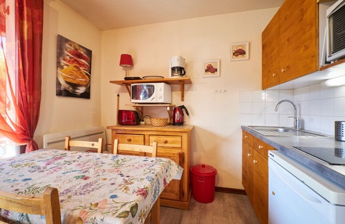Mont-de-Lans Apartment | 2 Alpes - Apartment for 2-4 People with Mountain View, Balcony and Wi-Fi