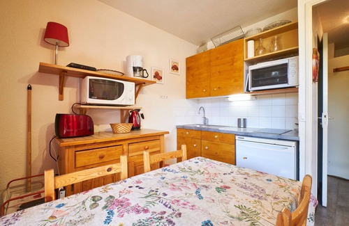 Mont-de-Lans Apartment | 2 Alpes - Apartment for 2-4 People with Mountain View, Balcony and Wi-Fi