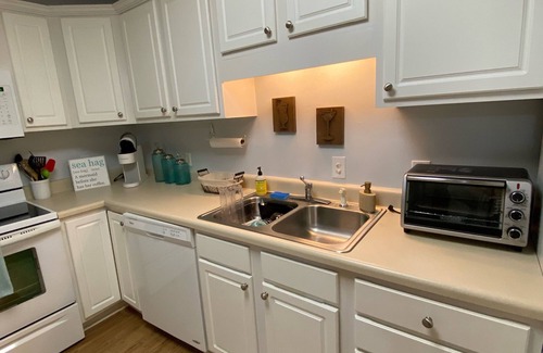 Long Beach Apartment | 2 Bd 2 Ba Spacious Condo - close to beach and shopping!