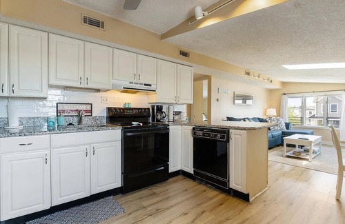 North End Condo | 2 Bd Beach Condo only 2 min walk to OC's Goldcoast