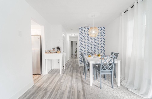 Survey Creek Apartment | 2 BD Condo - Sleeps 4 - Palm Wave Stays