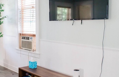 Torrance House | 2 BD in Quiet Neighborhood + AC, Desk, Fast Wifi