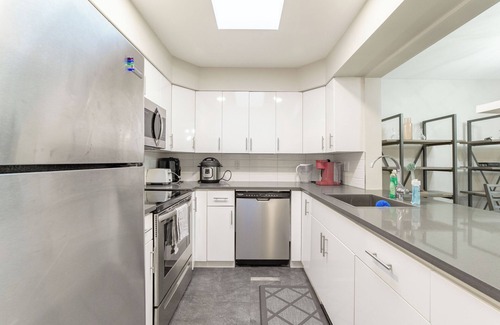 Fairview Apartment | 2 BDR Condo Walk to Granville Island @ False Creek