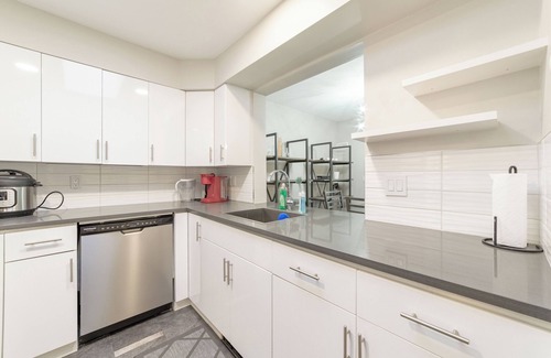 Fairview Apartment | 2 BDR Condo Walk to Granville Island @ False Creek