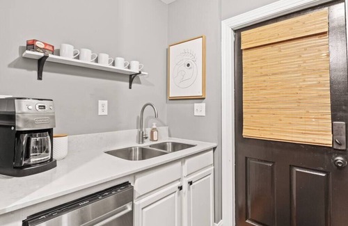 Southwest Raleigh Apartment | 2 bdrm/2 ba in historic downtown Raleigh!
