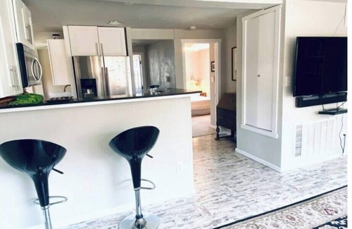 East Gate House | 2 bdrm private quiet house, full kitchen, 2 to 4 guests. Centrally located